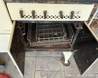 Front compartment storage below burners