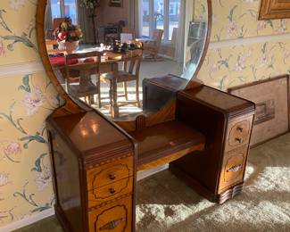 Lovely vintage dresser in tiger oak -great condition on this vintage piece