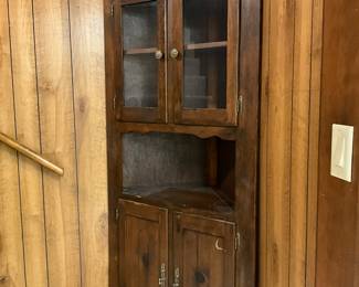 Corner cabinet