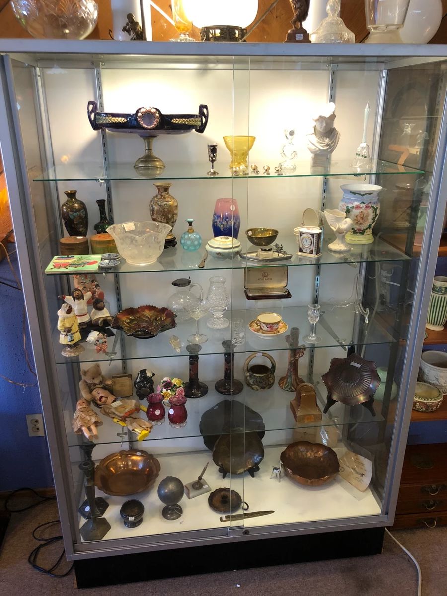 4' wide tall showcase, paid over $800 brand new in 2006 $300 in perfect condition!