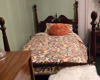 Pair of Beautiful 4 Poster Rice Antique Beds in Mahogany 