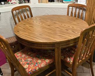 Kitchen Table with 4 Chairs and one Leaf
