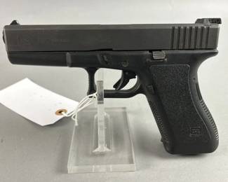 Lot 152 | Glock 17 Austria 9MM 9x19 3 Mags, Holster & Lock
