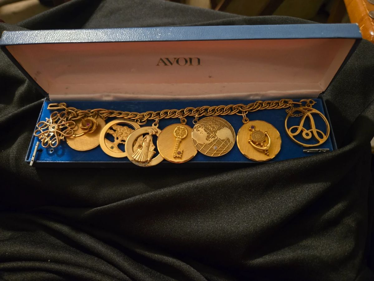 Avon award charm bracelet 10kt GF