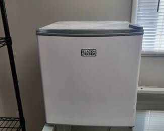 BLACK N DECKER COUNTER FRIG $45