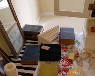 Items Located In The 1st Bedroom Bathroom