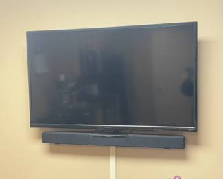 40 Insignia Roku TV With Soundbar