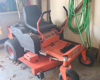 Zero turn riding lawnmower