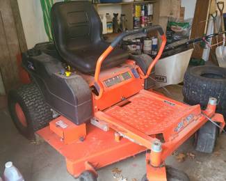 Zero turn riding lawnmower