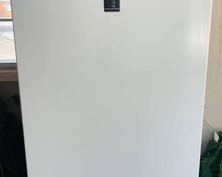 Brand New Midea 17 Cubic foot Upright Freezer