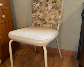 nice kitchen table with clean chairs