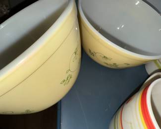 Pyrex pair of bowls