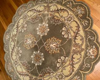 nice machine made rug, around 3' round