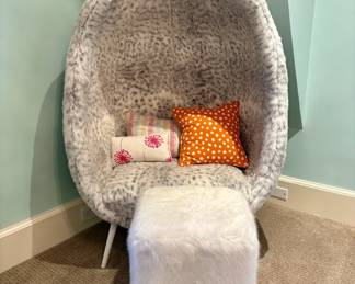 Plush egg pod chair