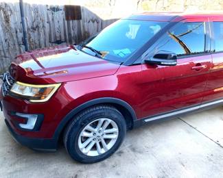 GORGEOUS 2017 FORD EXPLORER XLT FWD 2.3 LITER ECOBOOST LOADED SEE FACTORY STICKERS POSTED. NEW TIRES AND NEW BATTERY.