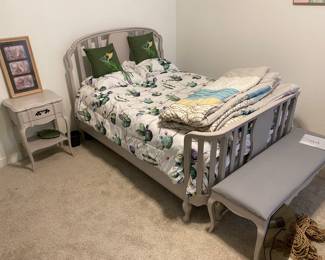 QUEEN SIZE BEDROOM SET WITH BENCH NIGHTSTAND AND CHEST OF DRAWERS.