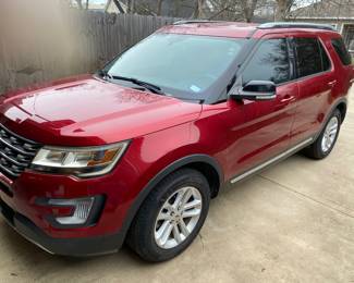 GORGEOUS 2017 FORD EXPLORER XLT FWD 2.3 LITER ECOBOOST LOADED SEE FACTORY STICKERS POSTED. NEW TIRES AND NEW BATTERY.