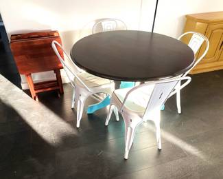NICE ROUND WOODEN TABLE WITH 4 METAL MID CENTURY CHAIRS