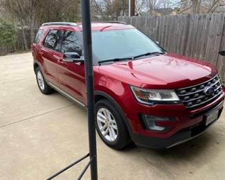 GORGEOUS 2017 FORD EXPLORER XLT FWD 2.3 LITER ECOBOOST LOADED SEE FACTORY STICKERS POSTED. NEW TIRES AND NEW BATTERY.