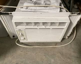 5000 BTU WINDOW AC UNIT.