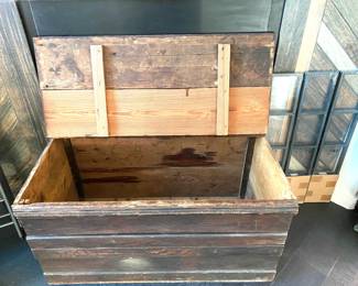 ANTIQUE VERY LARGE TRUNK.