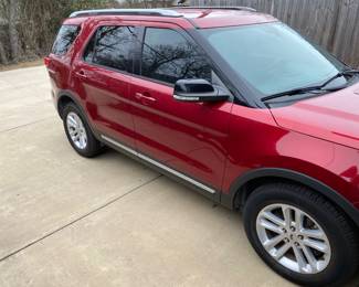 GORGEOUS 2017 FORD EXPLORER XLT FWD 2.3 LITER ECOBOOST LOADED SEE FACTORY STICKERS POSTED. NEW TIRES AND NEW BATTERY.