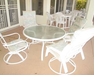 Glass-Top Patio Table/4-Chairs & Cushions
