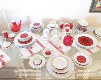 Table Setting with Coordinating Linens 