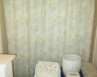 Floral Bathroom Accessory Set