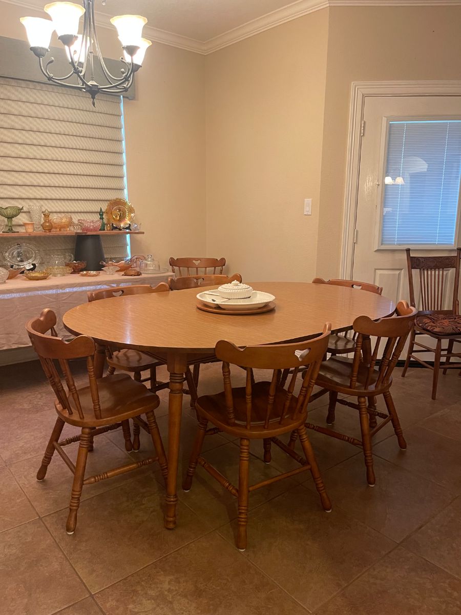 VINTAGE TELL CITY DINING TABLE WITH 8 CHAIRS
