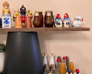 SALT/PEPPER SHAKERS