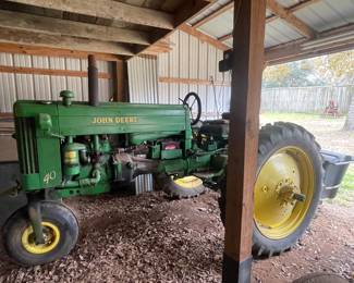 ANTIQUE JOHN DEERE MODEL 40 TRACTOR-NEW BATTERY-RUNS