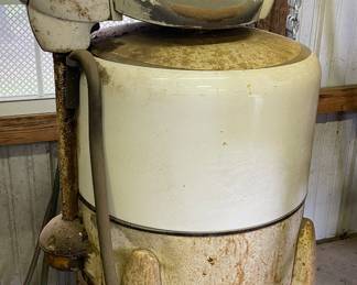 VINTAGE WASHING MACHINE
