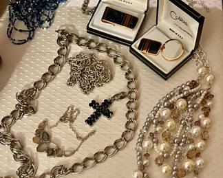 VINTAGE COSTUME JEWELRY, VINTAGE COLIBRI 18K GOLD ELECTROPLATE KEY CHAIN & MATCHING MONEY CLIP NIB
