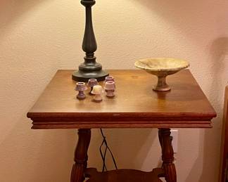 ANTIQUE ACCENT TABLE, ALABASTER DECOR, LAMP