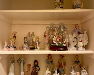 FIGURINES