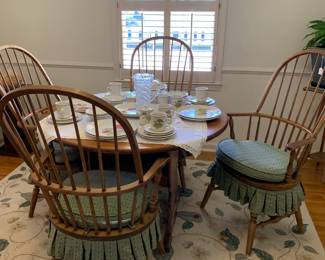Round Breakfast table with chairs