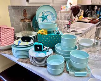 Dishes / Dinnerware Set