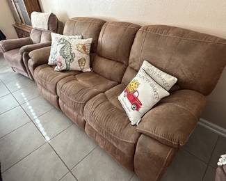 Recliner couch seats 3