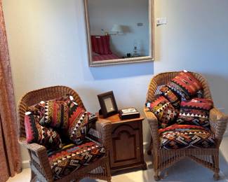 Overview of the chairs, mirror and cabinet sold in the following photos.