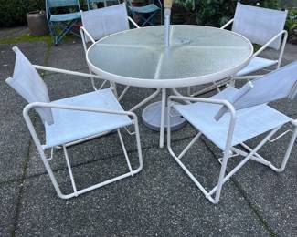 Brown Jordan 48" round dining set. Table is 27.5"h. Available during in-person shoppping hours only.