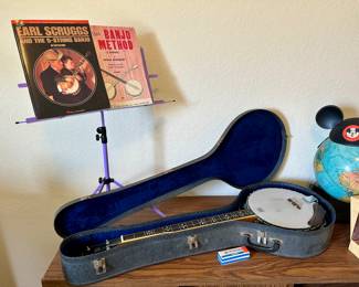 Dixon 5 String Banjo w/ Carrying Case