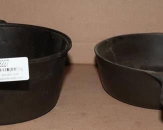 Cast Iron Skillet / Cast Iron Dutch Oven