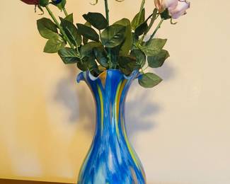 True Legacy Premium - Porcelain Bouquet and Handblown Vase