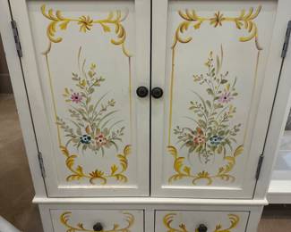 There are so many NICE pieces in the sale - I feel like a broken record - but this is also one!