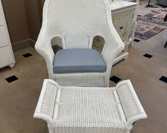 White wicker set in perfect conditionl