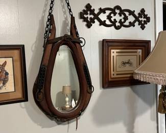 Horse collar with mirror