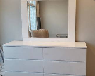 Bedroom set dresser and mirror