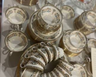 Aynsley bone china “Henley” (96 pieces) 

Service for 12 including dinner, salad, dessert, large and small saucers, strawberry cups, tea cups, and crescent plates. 