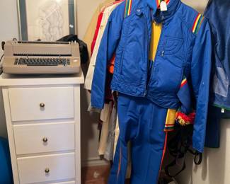 This vintage ski outfit is amazing 🤩 Several other fun vintage pieces in here